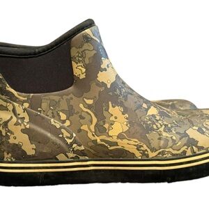 Magellan men’s muck boots. Low rise camouflage. M Size 9